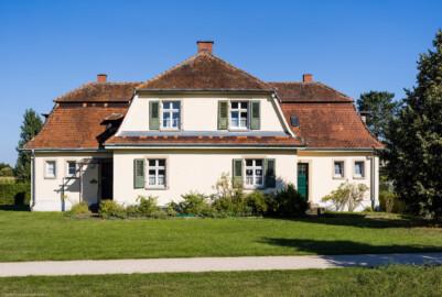 Waghäusel - Eremitage - Von Außen - Von Nordwesten - Blick auf das Wohnhaus am Eingang der Anlage (nördlich des Pförtnerhauses,  an der östlichen Friedrich-Hecker-Allee) (aufgenommen im September 2021, am späten Nachmittag)