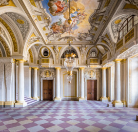 Schloss Bruchsal - Hauptbau / Corps de Logis - Erdgeschoss - Eingangshalle / Intrada - Von Süden - Blick nach Norden in die Intrada mit der Scheinarchitektur und dem Deckengemälde (Malereien ursprünglich von Giovanni Francesco Marchini, restauriert von Hermenegild Peiker) (aufgenommen im September 2021, am frühen Nachmittag) Schloss Bruchsal - Hauptbau / Corps de Logis - Erdgeschoss - Eingangshalle / Intrada - Von Süden - Blick nach Norden in die Intrada mit der Scheinarchitektur und dem Deckengemälde (Malereien ursprünglich von Giovanni Francesco Marchini, restauriert von Hermenegild Peiker) (aufgenommen im September 2021, am frühen Nachmittag)