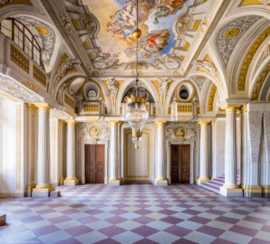 Schloss Bruchsal - Hauptbau / Corps de Logis - Erdgeschoss - Eingangshalle / Intrada - Von Norden - Blick nach Süden in die Intrada mit der Scheinarchitektur und dem Deckengemälde (Malereien ursprünglich von Giovanni Francesco Marchini, restauriert von Hermenegild Peiker) (aufgenommen im September 2021, am frühen Nachmittag) Schloss Bruchsal - Hauptbau / Corps de Logis - Erdgeschoss - Eingangshalle / Intrada - Von Norden - Blick nach Süden in die Intrada mit der Scheinarchitektur und dem Deckengemälde (Malereien ursprünglich von Giovanni Francesco Marchini, restauriert von Hermenegild Peiker) (aufgenommen im September 2021, am frühen Nachmittag)