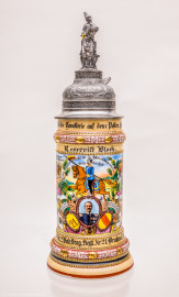 Städtisches Museum Bruchsal - Schloss Bruchsal - Hauptbau / Corps de Logis - Nördlicher Raum, Bereich Gelbe Dragoner - Reservistenkrug des ehemaligen Dragoners Bloch (Dienstzeit 1909-1912) (Bildnis unterhalb der Mitte: Friedrich II., Großherzog von Baden (reg. 1907-1918); Inschriften von oben nach unten: Deckel: Mitte "Reserve hat Ruh", links "Ihr Brüder stosst die Glässer an - es lebe der Reservemann", rechts "Der treu gedient hat seine Zeit - dem sei ein volles Glas geweiht"; Krug ganz oben, Mitte: "Stolz zu Roß die Cavallerie auf dem Posten spät und früh"; darunter: "Reservist Bloch"; darunter, Mitte: "So lang ich leben werde vergessen werd ichs nie - Ich bin ein Lanzenreiter der deutschen Cavallerie", darunter "Sieg oder Tod", darunter "Ob zu Fuß oder zu Pferd - Oder hinter der Kanone - Schützen wir der Heimat Herd - Und dem Fürsten seine Krone"; links: "Wenn Dragoner patroullieren - Und den stärksten Feind aufspüren - Aufklären tun sie das Gelände - Der Feind fällt ihnen in die Hände"; rechts: "Die Trompete ruft zum Scheiden - Drum mein Mädchen lebe wohl" und "Des Reservisten letzte Einquartierung" und "Behüt dich Gott, es wär so schön gewesen - Behüt dich Gott, es hat nicht sollen sein"; darunter links und rechts "Erinnerung an meine Dienstzeit"; darunter Mitte "3. Esk. 2. Bad. Drag. Regt. Nr 21. Bruchsal. 1909-12."; Rückseite: links: "Reservist Bloch Blumhofer Dinger Dinkel Gerstner Gräble Häfele Hoffmann Melin Jakobi Klump Kramb Lotz", rechts: "Reservist Mantel Renz Michils Schuster Schwarz Schreiber Steinmann Stiebing Stoffel Weigel Weis Ziegler"; Inv.Nr. 2008.1) (aufgenommen im September 2021, am frühen Nachmittag) Städtisches Museum Bruchsal - Schloss Bruchsal - Hauptbau / Corps de Logis - Nördlicher Raum, Bereich Gelbe Dragoner - Reservistenkrug des ehemaligen Dragoners Bloch (Dienstzeit 1909-1912) (Bildnis unterhalb der Mitte: Friedrich II., Großherzog von Baden (reg. 1907-1918); Inschriften von oben nach unten: Deckel: Mitte "Reserve hat Ruh", links "Ihr Brüder stosst die Glässer an - es lebe der Reservemann", rechts "Der treu gedient hat seine Zeit - dem sei ein volles Glas geweiht"; Krug ganz oben, Mitte: "Stolz zu Roß die Cavallerie auf dem Posten spät und früh"; darunter: "Reservist Bloch"; darunter, Mitte: "So lang ich leben werde vergessen werd ichs nie - Ich bin ein Lanzenreiter der deutschen Cavallerie", darunter "Sieg oder Tod", darunter "Ob zu Fuß oder zu Pferd - Oder hinter der Kanone - Schützen wir der Heimat Herd - Und dem Fürsten seine Krone"; links: "Wenn Dragoner patroullieren - Und den stärksten Feind aufspüren - Aufklären tun sie das Gelände - Der Feind fällt ihnen in die Hände"; rechts: "Die Trompete ruft zum Scheiden - Drum mein Mädchen lebe wohl" und "Des Reservisten letzte Einquartierung" und "Behüt dich Gott, es wär so schön gewesen - Behüt dich Gott, es hat nicht sollen sein"; darunter links und rechts "Erinnerung an meine Dienstzeit"; darunter Mitte "3. Esk. 2. Bad. Drag. Regt. Nr 21. Bruchsal. 1909-12."; Rückseite: links: "Reservist Bloch Blumhofer Dinger Dinkel Gerstner Gräble Häfele Hoffmann Melin Jakobi Klump Kramb Lotz", rechts: "Reservist Mantel Renz Michils Schuster Schwarz Schreiber Steinmann Stiebing Stoffel Weigel Weis Ziegler"; Inv.Nr. 2008.1) (aufgenommen im September 2021, am frühen Nachmittag)