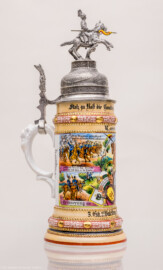 Städtisches Museum Bruchsal - Schloss Bruchsal - Hauptbau / Corps de Logis - Nördlicher Raum, Bereich Gelbe Dragoner - Rechte Seite eines Reservistenkrugs des ehemaligen Dragoners Bloch (Dienstzeit 1909-1912) (Bildnis unterhalb der Mitte: Friedrich II., Großherzog von Baden (reg. 1907-1918); Inschriften von oben nach unten: Deckel: Mitte "Reserve hat Ruh", links "Ihr Brüder stosst die Glässer an - es lebe der Reservemann", rechts "Der treu gedient hat seine Zeit - dem sei ein volles Glas geweiht"; Krug ganz oben, Mitte: "Stolz zu Roß die Cavallerie auf dem Posten spät und früh"; darunter: "Reservist Bloch"; darunter, Mitte: "So lang ich leben werde vergessen werd ichs nie - Ich bin ein Lanzenreiter der deutschen Cavallerie", darunter "Sieg oder Tod", darunter "Ob zu Fuß oder zu Pferd - Oder hinter der Kanone - Schützen wir der Heimat Herd - Und dem Fürsten seine Krone"; links: "Wenn Dragoner patroullieren - Und den stärksten Feind aufspüren - Aufklären tun sie das Gelände - Der Feind fällt ihnen in die Hände"; rechts: "Die Trompete ruft zum Scheiden - Drum mein Mädchen lebe wohl" und "Des Reservisten letzte Einquartierung" und "Behüt dich Gott, es wär so schön gewesen - Behüt dich Gott, es hat nicht sollen sein"; darunter links und rechts "Erinnerung an meine Dienstzeit"; darunter Mitte "3. Esk. 2. Bad. Drag. Regt. Nr 21. Bruchsal. 1909-12."; Rückseite: links: "Reservist Bloch Blumhofer Dinger Dinkel Gerstner Gräble Häfele Hoffmann Melin Jakobi Klump Kramb Lotz", rechts: "Reservist Mantel Renz Michils Schuster Schwarz Schreiber Steinmann Stiebing Stoffel Weigel Weis Ziegler"; Inv.Nr. 2008.1) (aufgenommen im September 2021, am frühen Nachmittag)
