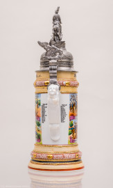 Städtisches Museum Bruchsal - Schloss Bruchsal - Hauptbau / Corps de Logis - Nördlicher Raum, Bereich Gelbe Dragoner - Rückansicht eines Reservistenkrugs des ehemaligen Dragoners Bloch (Dienstzeit 1909-1912) (Bildnis unterhalb der Mitte: Friedrich II., Großherzog von Baden (reg. 1907-1918); Inschriften von oben nach unten: Deckel: Mitte "Reserve hat Ruh", links "Ihr Brüder stosst die Glässer an - es lebe der Reservemann", rechts "Der treu gedient hat seine Zeit - dem sei ein volles Glas geweiht"; Krug ganz oben, Mitte: "Stolz zu Roß die Cavallerie auf dem Posten spät und früh"; darunter: "Reservist Bloch"; darunter, Mitte: "So lang ich leben werde vergessen werd ichs nie - Ich bin ein Lanzenreiter der deutschen Cavallerie", darunter "Sieg oder Tod", darunter "Ob zu Fuß oder zu Pferd - Oder hinter der Kanone - Schützen wir der Heimat Herd - Und dem Fürsten seine Krone"; links: "Wenn Dragoner patroullieren - Und den stärksten Feind aufspüren - Aufklären tun sie das Gelände - Der Feind fällt ihnen in die Hände"; rechts: "Die Trompete ruft zum Scheiden - Drum mein Mädchen lebe wohl" und "Des Reservisten letzte Einquartierung" und "Behüt dich Gott, es wär so schön gewesen - Behüt dich Gott, es hat nicht sollen sein"; darunter links und rechts "Erinnerung an meine Dienstzeit"; darunter Mitte "3. Esk. 2. Bad. Drag. Regt. Nr 21. Bruchsal. 1909-12."; Rückseite: links: "Reservist Bloch Blumhofer Dinger Dinkel Gerstner Gräble Häfele Hoffmann Melin Jakobi Klump Kramb Lotz", rechts: "Reservist Mantel Renz Michils Schuster Schwarz Schreiber Steinmann Stiebing Stoffel Weigel Weis Ziegler"; Inv.Nr. 2008.1) (aufgenommen im September 2021, am frühen Nachmittag) Städtisches Museum Bruchsal - Schloss Bruchsal - Hauptbau / Corps de Logis - Nördlicher Raum, Bereich Gelbe Dragoner - Rückansicht eines Reservistenkrugs des ehemaligen Dragoners Bloch (Dienstzeit 1909-1912) (Bildnis unterhalb der Mitte: Friedrich II., Großherzog von Baden (reg. 1907-1918); Inschriften von oben nach unten: Deckel: Mitte "Reserve hat Ruh", links "Ihr Brüder stosst die Glässer an - es lebe der Reservemann", rechts "Der treu gedient hat seine Zeit - dem sei ein volles Glas geweiht"; Krug ganz oben, Mitte: "Stolz zu Roß die Cavallerie auf dem Posten spät und früh"; darunter: "Reservist Bloch"; darunter, Mitte: "So lang ich leben werde vergessen werd ichs nie - Ich bin ein Lanzenreiter der deutschen Cavallerie", darunter "Sieg oder Tod", darunter "Ob zu Fuß oder zu Pferd - Oder hinter der Kanone - Schützen wir der Heimat Herd - Und dem Fürsten seine Krone"; links: "Wenn Dragoner patroullieren - Und den stärksten Feind aufspüren - Aufklären tun sie das Gelände - Der Feind fällt ihnen in die Hände"; rechts: "Die Trompete ruft zum Scheiden - Drum mein Mädchen lebe wohl" und "Des Reservisten letzte Einquartierung" und "Behüt dich Gott, es wär so schön gewesen - Behüt dich Gott, es hat nicht sollen sein"; darunter links und rechts "Erinnerung an meine Dienstzeit"; darunter Mitte "3. Esk. 2. Bad. Drag. Regt. Nr 21. Bruchsal. 1909-12."; Rückseite: links: "Reservist Bloch Blumhofer Dinger Dinkel Gerstner Gräble Häfele Hoffmann Melin Jakobi Klump Kramb Lotz", rechts: "Reservist Mantel Renz Michils Schuster Schwarz Schreiber Steinmann Stiebing Stoffel Weigel Weis Ziegler"; Inv.Nr. 2008.1) (aufgenommen im September 2021, am frühen Nachmittag)