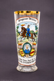 Städtisches Museum Bruchsal - Schloss Bruchsal - Hauptbau / Corps de Logis - Nördlicher Raum, Bereich Gelbe Dragoner - Reservisten-Bierglas des ehemaligen Dragoners Müller (Dienstzeit 1912-1915) (Inschriften: "Dragoner Müller", "Sieg oder Tod", "Ob zu Pferd, ob zu Fuss, oder hinter der Kanone, schützen wir der Heimat Herd und dem Fürsten seine Krone", "Großhz. Friedrich II. v. Baden", "So lang ich leben werde, vergessen werd' ich's nie: Ich bin ein Lanzenreiter der deutschen Cavallerie", "Wenn Dragoner patroullieren u. den stärksten Feind aufspüren; Aufklären tun sie das Gelände, der Feind fällt ihnen in die Hände", "Zur Erinnerung an meine Dienstzeit", "2. Bad. Drag. Rgt. No 21 - II. Esk. Bruchsal 1912-15") (aufgenommen im September 2021, am Nachmittag)