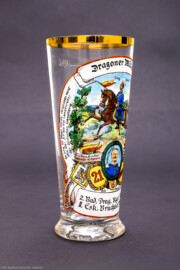 Städtisches Museum Bruchsal - Schloss Bruchsal - Hauptbau / Corps de Logis - Nördlicher Raum, Bereich Gelbe Dragoner - Linke Seite eines Reservisten-Bierglas des ehemaligen Dragoners Müller (Dienstzeit 1912-1915) (Inschriften: "Dragoner Müller", "Sieg oder Tod", "Ob zu Pferd, ob zu Fuss, oder hinter der Kanone, schützen wir der Heimat Herd und dem Fürsten seine Krone", "Großhz. Friedrich II. v. Baden", "So lang ich leben werde, vergessen werd' ich's nie: Ich bin ein Lanzenreiter der deutschen Cavallerie", "Wenn Dragoner patroullieren u. den stärksten Feind aufspüren; Aufklären tun sie das Gelände, der Feind fällt ihnen in die Hände", "Zur Erinnerung an meine Dienstzeit", "2. Bad. Drag. Rgt. No 21 - II. Esk. Bruchsal 1912-15") (aufgenommen im September 2021, am Nachmittag) Städtisches Museum Bruchsal - Schloss Bruchsal - Hauptbau / Corps de Logis - Nördlicher Raum, Bereich Gelbe Dragoner - Linke Seite eines Reservisten-Bierglas des ehemaligen Dragoners Müller (Dienstzeit 1912-1915) (Inschriften: "Dragoner Müller", "Sieg oder Tod", "Ob zu Pferd, ob zu Fuss, oder hinter der Kanone, schützen wir der Heimat Herd und dem Fürsten seine Krone", "Großhz. Friedrich II. v. Baden", "So lang ich leben werde, vergessen werd' ich's nie: Ich bin ein Lanzenreiter der deutschen Cavallerie", "Wenn Dragoner patroullieren u. den stärksten Feind aufspüren; Aufklären tun sie das Gelände, der Feind fällt ihnen in die Hände", "Zur Erinnerung an meine Dienstzeit", "2. Bad. Drag. Rgt. No 21 - II. Esk. Bruchsal 1912-15") (aufgenommen im September 2021, am Nachmittag)