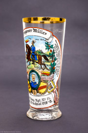 Städtisches Museum Bruchsal - Schloss Bruchsal - Hauptbau / Corps de Logis - Nördlicher Raum, Bereich Gelbe Dragoner - Rechte Seite eines Reservisten-Bierglas des ehemaligen Dragoners Müller (Dienstzeit 1912-1915) (Inschriften: "Dragoner Müller", "Sieg oder Tod", "Ob zu Pferd, ob zu Fuss, oder hinter der Kanone, schützen wir der Heimat Herd und dem Fürsten seine Krone", "Großhz. Friedrich II. v. Baden", "So lang ich leben werde, vergessen werd' ich's nie: Ich bin ein Lanzenreiter der deutschen Cavallerie", "Wenn Dragoner patroullieren u. den stärksten Feind aufspüren; Aufklären tun sie das Gelände, der Feind fällt ihnen in die Hände", "Zur Erinnerung an meine Dienstzeit", "2. Bad. Drag. Rgt. No 21 - II. Esk. Bruchsal 1912-15") (aufgenommen im September 2021, am Nachmittag) Städtisches Museum Bruchsal - Schloss Bruchsal - Hauptbau / Corps de Logis - Nördlicher Raum, Bereich Gelbe Dragoner - Rechte Seite eines Reservisten-Bierglas des ehemaligen Dragoners Müller (Dienstzeit 1912-1915) (Inschriften: "Dragoner Müller", "Sieg oder Tod", "Ob zu Pferd, ob zu Fuss, oder hinter der Kanone, schützen wir der Heimat Herd und dem Fürsten seine Krone", "Großhz. Friedrich II. v. Baden", "So lang ich leben werde, vergessen werd' ich's nie: Ich bin ein Lanzenreiter der deutschen Cavallerie", "Wenn Dragoner patroullieren u. den stärksten Feind aufspüren; Aufklären tun sie das Gelände, der Feind fällt ihnen in die Hände", "Zur Erinnerung an meine Dienstzeit", "2. Bad. Drag. Rgt. No 21 - II. Esk. Bruchsal 1912-15") (aufgenommen im September 2021, am Nachmittag)