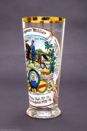 Städtisches Museum Bruchsal - Schloss Bruchsal - Hauptbau / Corps de Logis - Nördlicher Raum, Bereich Gelbe Dragoner - Rechte Seite eines Reservisten-Bierglas des ehemaligen Dragoners Müller (Dienstzeit 1912-1915) (Inschriften: "Dragoner Müller", "Sieg oder Tod", "Ob zu Pferd, ob zu Fuss, oder hinter der Kanone, schützen wir der Heimat Herd und dem Fürsten seine Krone", "Großhz. Friedrich II. v. Baden", "So lang ich leben werde, vergessen werd' ich's nie: Ich bin ein Lanzenreiter der deutschen Cavallerie", "Wenn Dragoner patroullieren u. den stärksten Feind aufspüren; Aufklären tun sie das Gelände, der Feind fällt ihnen in die Hände", "Zur Erinnerung an meine Dienstzeit", "2. Bad. Drag. Rgt. No 21 - II. Esk. Bruchsal 1912-15") (aufgenommen im September 2021, am Nachmittag) Städtisches Museum Bruchsal - Schloss Bruchsal - Hauptbau / Corps de Logis - Nördlicher Raum, Bereich Gelbe Dragoner - Rechte Seite eines Reservisten-Bierglas des ehemaligen Dragoners Müller (Dienstzeit 1912-1915) (Inschriften: "Dragoner Müller", "Sieg oder Tod", "Ob zu Pferd, ob zu Fuss, oder hinter der Kanone, schützen wir der Heimat Herd und dem Fürsten seine Krone", "Großhz. Friedrich II. v. Baden", "So lang ich leben werde, vergessen werd' ich's nie: Ich bin ein Lanzenreiter der deutschen Cavallerie", "Wenn Dragoner patroullieren u. den stärksten Feind aufspüren; Aufklären tun sie das Gelände, der Feind fällt ihnen in die Hände", "Zur Erinnerung an meine Dienstzeit", "2. Bad. Drag. Rgt. No 21 - II. Esk. Bruchsal 1912-15") (aufgenommen im September 2021, am Nachmittag)