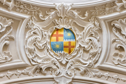 Bruchsal - Peterskirche / St. Peter - Vierungsgewölbe, unterhalb der Kuppel, Westseite - Blick auf das Wappen von Hermann Schäufele (Erzbischof von Freiburg) sowie auf Stuckverzierungen (aufgenommen im Oktober 2021, am frühen Nachmittag, nach der Renovierung) Bruchsal - Peterskirche / St. Peter - Vierungsgewölbe, unterhalb der Kuppel, Westseite - Blick auf das Wappen von Hermann Schäufele (Erzbischof von Freiburg) sowie auf Stuckverzierungen (aufgenommen im Oktober 2021, am frühen Nachmittag, nach der Renovierung)