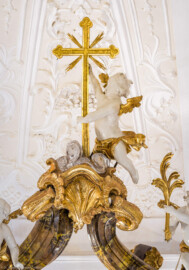 Bruchsal - Peterskirche / St. Peter - Hochaltar, ganz oben - Blick auf das Kreuz und den obersten Putto des Hochaltars (Altar entworfen von Balthasar Neumann und Johann Wolfgang van der Auwera, vor 1747) (aufgenommen im Oktober 2021, am Nachmittag, nach der Renovierung)