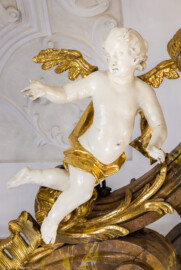 Bruchsal - Peterskirche / St. Peter - Hochaltar, oben, links - Blick auf den oberen linken Putto des Hochaltars (Altar entworfen von Balthasar Neumann und Johann Wolfgang van der Auwera, vor 1747) (aufgenommen im Oktober 2021, am späten Nachmittag, nach der Renovierung)