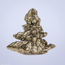 Städtisches Museum Bruchsal - Schloss Bruchsal - Hauptbau / Corps de Logis - Mineraliensammlung - Hochglänzendes Pyritaggregat, FeS2, in Form eines Tannenbaums; Höhe ca. 12 mm; kavernöse Dolomitlage, Lettenkeuper, Rollenberg (Mineral aus dem Rollenberg, ca. 3 km nordöstlich von Bruchsal; geborgen um 1988 beim Bau des Rollenbergtunnels)  (aufgenommen im November 2021, um die Mittagszeit)