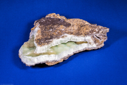 Städtisches Museum Bruchsal - Schloss Bruchsal - Hauptbau / Corps de Logis - Mineraliensammlung - Mineral Aragonit, CaCO3, durch Kupfer grün gefärbt; Kluftsinter, Unterer Lettenkeuper, Rollenberg-West (Mineral aus dem Rollenberg, ca. 3 km nordöstlich von Bruchsal; geborgen um 1988 beim Bau des Rollenbergtunnels)  (aufgenommen im November 2021, am Nachmittag)
