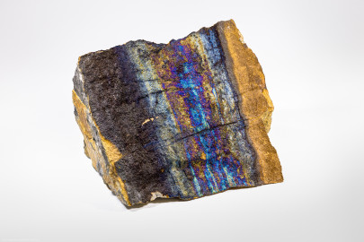 Städtisches Museum Bruchsal - Schloss Bruchsal - Hauptbau / Corps de Logis - Mineraliensammlung - Mineral Goethit, Anlauffarben, a-FeOOH, auf Kalzit und Baryt; Grenzdolomit, Rollenberg (Mineral aus dem Rollenberg, ca. 3 km nordöstlich von Bruchsal; geborgen um 1988 beim Bau des Rollenbergtunnels) (aufgenommen im November 2021, am Nachmittag) Städtisches Museum Bruchsal - Schloss Bruchsal - Hauptbau / Corps de Logis - Mineraliensammlung - Mineral Goethit, Anlauffarben, a-FeOOH, auf Kalzit und Baryt; Grenzdolomit, Rollenberg (Mineral aus dem Rollenberg, ca. 3 km nordöstlich von Bruchsal; geborgen um 1988 beim Bau des Rollenbergtunnels) (aufgenommen im November 2021, am Nachmittag)