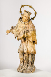Städtisches Museum Bruchsal - Schloss Bruchsal - Hauptbau / Corps de Logis - Holzplastik des St. Nepomuk, 18. Jahrhundert (Bruchsal, Württembergerstraße 15, Gasthaus Zum Grünen Baum) (aufgenommen im November 2021, am Nachmittag)