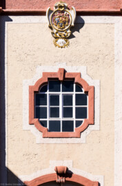 Schloss Bruchsal - Kirchturm - Von Außen / Von Osten - Blick auf das untere Fenster der Ostfassade mit der Inschrift "renov. 1909", oben das Landeswappen des Fürstbistums Speyer zur Regierungszeit des Fürstbischofs Kardinal Damian Hugo Philipp von Schönborn-Buchheim mit der Jahreszahl 1742, unten der Eingang zum Turm (aufgenommen im März 2022, um die Mittagszeit) Schloss Bruchsal - Kirchturm - Von Außen / Von Osten - Blick auf das untere Fenster der Ostfassade mit der Inschrift "renov. 1909", oben das Landeswappen des Fürstbistums Speyer zur Regierungszeit des Fürstbischofs Kardinal Damian Hugo Philipp von Schönborn-Buchheim mit der Jahreszahl 1742, unten der Eingang zum Turm (aufgenommen im März 2022, um die Mittagszeit)