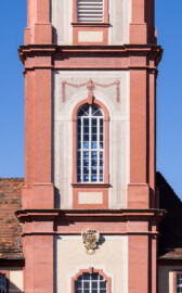 Schloss Bruchsal - Kirchturm - Von Außen / Von Osten - Blick auf die Ostfassade des mittleren Geschosses, darunter das Landeswappen des Fürstbistums Speyer zur Regierungszeit des Fürstbischofs Kardinal Damian Hugo Philipp von Schönborn-Buchheim mit der Jahreszahl 1742, darunter das untere Fenster mit der Inschrift "renov. 1909" (aufgenommen im März 2022, um die Mittagszeit) Schloss Bruchsal - Kirchturm - Von Außen / Von Osten - Blick auf die Ostfassade des mittleren Geschosses, darunter das Landeswappen des Fürstbistums Speyer zur Regierungszeit des Fürstbischofs Kardinal Damian Hugo Philipp von Schönborn-Buchheim mit der Jahreszahl 1742, darunter das untere Fenster mit der Inschrift "renov. 1909" (aufgenommen im März 2022, um die Mittagszeit)