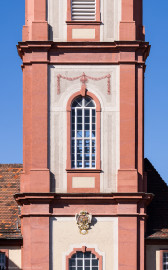 Schloss Bruchsal - Kirchturm - Von Außen / Von Osten - Blick auf die Ostfassade des mittleren Geschosses, darunter das Landeswappen des Fürstbistums Speyer zur Regierungszeit des Fürstbischofs Kardinal Damian Hugo Philipp von Schönborn-Buchheim mit der Jahreszahl 1742, darunter das untere Fenster mit der Inschrift "renov. 1909" (aufgenommen im März 2022, um die Mittagszeit) Schloss Bruchsal - Kirchturm - Von Außen / Von Osten - Blick auf die Ostfassade des mittleren Geschosses, darunter das Landeswappen des Fürstbistums Speyer zur Regierungszeit des Fürstbischofs Kardinal Damian Hugo Philipp von Schönborn-Buchheim mit der Jahreszahl 1742, darunter das untere Fenster mit der Inschrift "renov. 1909" (aufgenommen im März 2022, um die Mittagszeit)