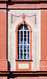 Schloss Bruchsal - Kirchturm - Von Außen / Von Osten - Blick auf die Ostfassade des mittleren Geschosses (aufgenommen im März 2022, um die Mittagszeit) Schloss Bruchsal - Kirchturm - Von Außen / Von Osten - Blick auf die Ostfassade des mittleren Geschosses (aufgenommen im März 2022, um die Mittagszeit)