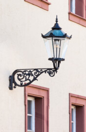 Schloss Bruchsal - Seminarbau / Pagerie - Von Außen / Von Nordosten - Blick auf eine Laterne am Seminarbau / der Pagerie (aufgenommen im März 2022, um die Mittagszeit) Schloss Bruchsal - Seminarbau / Pagerie - Von Außen / Von Nordosten - Blick auf eine Laterne am Seminarbau / der Pagerie (aufgenommen im März 2022, um die Mittagszeit)