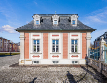 Schloss Bruchsal - Hofzahlamt / Schlosscafé - Von aussen - Von Süden - Blick vom südöstlichen Ehrenhof auf das Hofzahlamt / das Schlosscafé, links der Hauptbau / das Corps de Logis, rechts der Kanzleibau (aufgenommen im März 2022, am Nachmittag) Schloss Bruchsal - Hofzahlamt / Schlosscafé - Von aussen - Von Süden - Blick vom südöstlichen Ehrenhof auf das Hofzahlamt / das Schlosscafé, links der Hauptbau / das Corps de Logis, rechts der Kanzleibau (aufgenommen im März 2022, am Nachmittag)