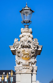 Schloss Bruchsal - Ehrenhof - Südliches Tor, westlicher Torpfosten, Südseite - Blick auf den Torpfosten mit Laterne und dem Familienwappen von Damian Hugo Philipp von Schönborn-Buchheim (aufgenommen im März 2022, am Nachmittag) Schloss Bruchsal - Ehrenhof - Südliches Tor, westlicher Torpfosten, Südseite - Blick auf den Torpfosten mit Laterne und dem Familienwappen von Damian Hugo Philipp von Schönborn-Buchheim (aufgenommen im März 2022, am Nachmittag)