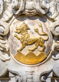 Schloss Bruchsal - Ehrenhof - Südliches Tor, westlicher Torpfosten, Südseite - Familienwappen von Damian Hugo Philipp von Schönborn-Buchheim (aufgenommen im März 2022, am Nachmittag) Schloss Bruchsal - Ehrenhof - Südliches Tor, westlicher Torpfosten, Südseite - Familienwappen von Damian Hugo Philipp von Schönborn-Buchheim (aufgenommen im März 2022, am Nachmittag)