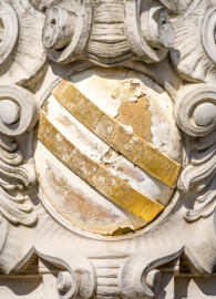 Schloss Bruchsal - Ehrenhof - Südliches Tor, östlicher Torpfosten, Südseite - Familienwappen von Franz Christoph von Hutten zum Stolzenberg (aufgenommen im März 2022, am Nachmittag) Schloss Bruchsal - Ehrenhof - Südliches Tor, östlicher Torpfosten, Südseite - Familienwappen von Franz Christoph von Hutten zum Stolzenberg (aufgenommen im März 2022, am Nachmittag)