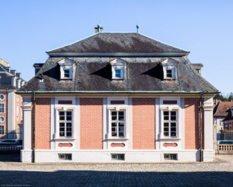 Schloss Bruchsal - Hofzahlamt / Schlosscafé - Von aussen - Von Westen - Blick vom Ehrenhof auf das Hofzahlamt / das Schlosscafé, links dahinter der Kanzleibau (aufgenommen im März 2022, am Nachmittag)