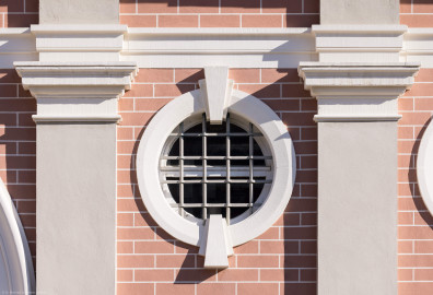 Schloss Bruchsal - Torwachtgebäude / Schlosswachthaus - Von Außen - Von Westen - Blick auf eines der Rundfenster der Westfassade des Torwachtgebäudes (aufgenommen im März 2022, am Nachmittag) Schloss Bruchsal - Torwachtgebäude / Schlosswachthaus - Von Außen - Von Westen - Blick auf eines der Rundfenster der Westfassade des Torwachtgebäudes (aufgenommen im März 2022, am Nachmittag)
