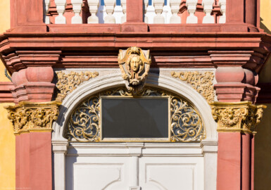 Schloss Bruchsal - Kammerflügel - Von Süden / Hofseite - Mittelrisalit - Südportal - Blick auf einen Ausschnitt des Südportals, oben der Balkon des Kammermusiksaals (aufgenommen im März 2022, am Nachmittag) Schloss Bruchsal - Kammerflügel - Von Süden / Hofseite - Mittelrisalit - Südportal - Blick auf einen Ausschnitt des Südportals, oben der Balkon des Kammermusiksaals (aufgenommen im März 2022, am Nachmittag)