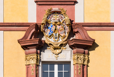 Schloss Bruchsal - Kammerflügel - Von Süden / Hofseite - Mittelrisalit - Blick auf das Prunkwappen von Kardinal Damian Hugo Philipp von Schönborn-Buchheim oberhalb des Balkons des Kammermusiksaals - Wappenschild links: je zwei Felder für das Hochstift Speyer und die Propstei Weißenburg, Wappenschild unten: Deutschordens-Würden (Landkomtur des Deutschen Ordens in Alden-Biesen (oben) und Marburg (unten)), Wappenschild rechts: Familien- / Stammwappen von Schönborn (aufgenommen im März 2022, am Nachmittag) Schloss Bruchsal - Kammerflügel - Von Süden / Hofseite - Mittelrisalit - Blick auf das Prunkwappen von Kardinal Damian Hugo Philipp von Schönborn-Buchheim oberhalb des Balkons des Kammermusiksaals - Wappenschild links: je zwei Felder für das Hochstift Speyer und die Propstei Weißenburg, Wappenschild unten: Deutschordens-Würden (Landkomtur des Deutschen Ordens in Alden-Biesen (oben) und Marburg (unten)), Wappenschild rechts: Familien- / Stammwappen von Schönborn (aufgenommen im März 2022, am Nachmittag)