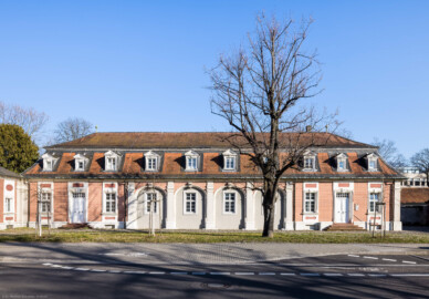 Schloss Bruchsal - Von Außen - Von Westen - Nördlicher Remisenbau - Blick von der Schönbornstraße auf die nördliche Remise (aufgenommen im März 2022, am späten Nachmittag)