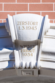 Schloss Bruchsal - Torwachtgebäude / Schlosswachthaus - Von Außen - Von Westen - Blick auf die Volute mit den Jahreszahlen 1945 und 1954 über dem Durchgang an der Westfassade des Torwachtgebäudes (aufgenommen im März 2022, am späten Nachmittag) Schloss Bruchsal - Torwachtgebäude / Schlosswachthaus - Von Außen - Von Westen - Blick auf die Volute mit den Jahreszahlen 1945 und 1954 über dem Durchgang an der Westfassade des Torwachtgebäudes (aufgenommen im März 2022, am späten Nachmittag)