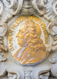 Schloss Bruchsal - Ehrenhof - Südliches Tor, westlicher Torpfosten, Nordseite - Wappenporträt von Damian Hugo Philipp von Schönborn-Buchheim (aufgenommen im März 2022, am späten Nachmittag)