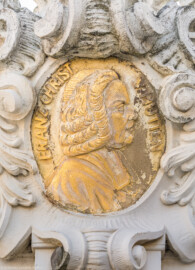 Schloss Bruchsal - Ehrenhof - Südliches Tor, östlicher Torpfosten, Nordseite - Wappenporträt von Franz Christoph von Hutten zum Stolzenberg (aufgenommen im März 2022, am späten Nachmittag) Schloss Bruchsal - Ehrenhof - Südliches Tor, östlicher Torpfosten, Nordseite - Wappenporträt von Franz Christoph von Hutten zum Stolzenberg (aufgenommen im März 2022, am späten Nachmittag)