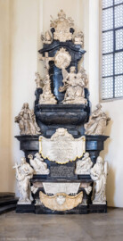 Bruchsal - Peterskirche / St. Peter - Westlicher Chorraum -  Von Innen / Von Nordost - Blick auf das Doppelgrabdenkmal für Damian Hugo Philipp von Schönborn-Buchheim und für August von Limburg-Stirum (Epitaph entworfen von Johann Seitz, gefertigt von Stephan Strahl, Figuren gefertigt von Ferdindanz Diez, vorgelagerter Marmoraltar und dazugehörende Plastiken gefertigt von Joachim Günther) (aufgenommen im März 2022, um die Mittagszeit, nach der Renovierung)