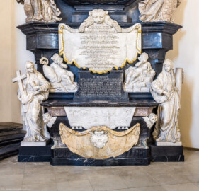 Bruchsal - Peterskirche / St. Peter - Westlicher Chorraum -  Von Innen / Von Nordost - Blick auf den unteren Teil des Doppelgrabdenkmals für Damian Hugo Philipp von Schönborn-Buchheim und für August von Limburg-Stirum (Epitaph entworfen von Johann Seitz, gefertigt von Stephan Strahl, vorgelagerter Marmoraltar und dazugehörende Plastiken gefertigt von Joachim Günther) (aufgenommen im März 2022, um die Mittagszeit, nach der Renovierung)