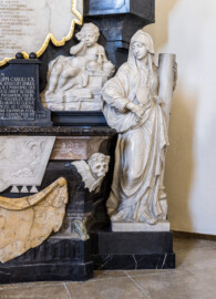 Bruchsal - Peterskirche / St. Peter - Westlicher Chorraum - Doppelgrabdenkmal für Damian Hugo Philipp von Schönborn-Buchheim und für August von Limburg-Stirum - Von Nordost - Blick auf den unteren rechten Teil des Grabdenkmals mit der trauernden Knabenfigur und der Plastik "Die Wahrheit" (Epitaph entworfen von Johann Seitz, gefertigt von Stephan Strahl, vorgelagerter Marmoraltar und dazugehörende Plastiken gefertigt von Joachim Günther) (aufgenommen im März 2022, am frühen  Nachmittag, nach der Renovierung)