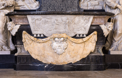 Bruchsal - Peterskirche / St. Peter - Westlicher Chorraum -  Von Innen / Von Nordost - Blick auf den unteren Teil des Doppelgrabdenkmals für Damian Hugo Philipp von Schönborn-Buchheim und für August von Limburg-Stirum (Epitaph entworfen von Johann Seitz, gefertigt von Stephan Strahl, vorgelagerter Marmoraltar und dazugehörende Plastiken gefertigt von Joachim Günther) (aufgenommen im März 2022, am frühen Nachmittag, nach der Renovierung)