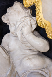 Bruchsal - Peterskirche / St. Peter - Westlicher Chorraum - Doppelgrabdenkmal für Damian Hugo Philipp von Schönborn-Buchheim und für August von Limburg-Stirum - Von Nordost - Blick auf das trauernde Gesicht einer Knabenfigur / eines Putto (links unten am Grabdenkmal; gefertigt von Joachim Günther) (aufgenommen im März 2022, am frühen Nachmittag, nach der Renovierung) Bruchsal - Peterskirche / St. Peter - Westlicher Chorraum - Doppelgrabdenkmal für Damian Hugo Philipp von Schönborn-Buchheim und für August von Limburg-Stirum - Von Nordost - Blick auf das trauernde Gesicht einer Knabenfigur / eines Putto (links unten am Grabdenkmal; gefertigt von Joachim Günther) (aufgenommen im März 2022, am frühen Nachmittag, nach der Renovierung)