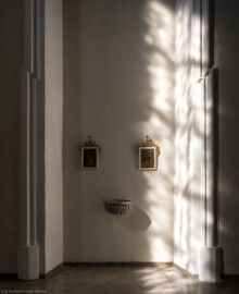 Bruchsal - Peterskirche / St. Peter - Westliches Querschiff, Nordseite - Von Süden - Blick auf eine Nische nahe dem Westeingang mit einem Weihwasserbecken und zwei Gemälden aus dem Bilderzyklus „Kreuzwegstationen“ (aufgenommen im März 2022, am frühen Nachmittag, nach der Renovierung) Bruchsal - Peterskirche / St. Peter - Westliches Querschiff, Nordseite - Von Süden - Blick auf eine Nische nahe dem Westeingang mit einem Weihwasserbecken und zwei Gemälden aus dem Bilderzyklus „Kreuzwegstationen“ (aufgenommen im März 2022, am frühen Nachmittag, nach der Renovierung)