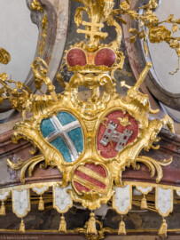 Bruchsal - Peterskirche / St. Peter - Von Innen - Von Südwesten - Kanzel - Blick auf das bischöfliche speyerische Hutten-Wappen (links oben: Wappen des Bistums Speyer, rechts oben: Wappen der Fürstpropstei Weissenburg, mitte unten: Familienwappen von Franz Christoph von Hutten zum Stolzenberg) (Kanzel geschaffen von Johann Michael Feuchtmayer, 1756; Altar erstellt 1996) (aufgenommen im März 2022, am Nachmittag, nach der Renovierung)