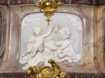 Bruchsal - Peterskirche / St. Peter - Von Innen - Von Südwesten - Kanzel - Blick auf die Front des Kanzel-Korpus mit zwei Putti (aufgenommen im März 2022, am Nachmittag, nach der Renovierung) Bruchsal - Peterskirche / St. Peter - Von Innen - Von Südwesten - Kanzel - Blick auf die Front des Kanzel-Korpus mit zwei Putti (aufgenommen im März 2022, am Nachmittag, nach der Renovierung)