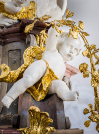 Bruchsal - Peterskirche / St. Peter - Von Innen / Von Nordwest - Blick auf den linken oberen Putto am Deckel der Kanzel (Kanzel geschaffen von Johann Michael Feuchtmayer, 1756) (aufgenommen im März 2022, am Nachmittag, nach der Renovierung)