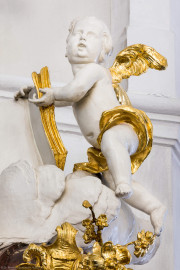 Bruchsal - Peterskirche / St. Peter - Von Innen / Von Westen - Blick auf den obersten Putto am Deckel der Kanzel (Kanzel geschaffen von Johann Michael Feuchtmayer, 1756) (aufgenommen im März 2022, am Nachmittag, nach der Renovierung, nach der Renovierung) Bruchsal - Peterskirche / St. Peter - Von Innen / Von Westen - Blick auf den obersten Putto am Deckel der Kanzel (Kanzel geschaffen von Johann Michael Feuchtmayer, 1756) (aufgenommen im März 2022, am Nachmittag, nach der Renovierung, nach der Renovierung)