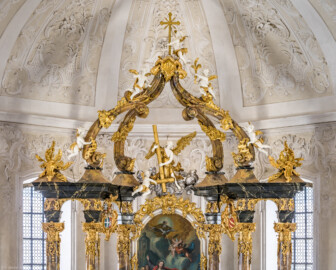 Bruchsal - Peterskirche / St. Peter - Hochaltar - Blick von der Orgelempore auf die Säulen, die Kapitelle, das Architrav und die geschwungenen Bögen über dem Architrav  (Altar entworfen von Balthasar Neumann und Johann Wolfgang van der Auwera, vor 1747) (aufgenommen im März 2022, am frühen Nachmittag, nach der Renovierung)