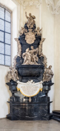 Bruchsal - Peterskirche / St. Peter - Östlicher Chorraum -  Von Innen / Von Nordwest - Blick auf das Grabdenkmal für Christoph Franz von Hutten sowie auf das 1923 nachträglich angebrachte Antependium mit einer Inschrift für Philipp Franz Wilderich Nepomuk von Walderdorf (Epitaph gefertigt von Stephan Strahl und seinem Sohn Johann Strahl, Plastiken  geschaffen von Joachim Günther) (aufgenommen im März 2022, am Nachmittag, nach der Renovierung)