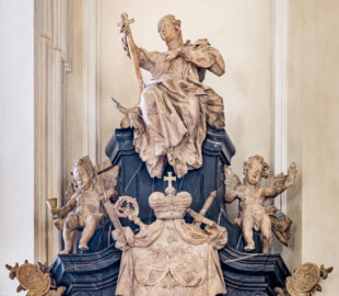 Bruchsal - Peterskirche / St. Peter - Östlicher Chorraum -  Von Innen / Von Nordwest - Doppelgrabdenkmal für Christoph Franz von Hutten und Philipp Franz Wilderich Nepomuk von Walderdorf - Blick auf die oberste Figur, die Allegorie der Hoffnung und zwei Putti, darunter das bischöfliche speyerische Hutten-Wappen (Epitaph gefertigt von Stephan Strahl und seinem Sohn Johann Strahl, Plastiken  geschaffen von Joachim Günther) (aufgenommen im März 2022, am Nachmittag, nach der Renovierung)