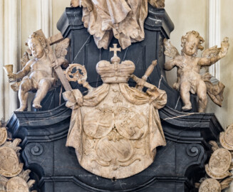 Bruchsal - Peterskirche / St. Peter - Östlicher Chorraum -  Von Innen / Von Nordwest - Doppelgrabdenkmal für Christoph Franz von Hutten und Philipp Franz Wilderich Nepomuk von Walderdorf - Blick auf das bischöfliche speyerische Hutten-Wappen (links oben: Wappen des Bistums Speyer, rechts oben: Wappen der Fürstpropstei Weissenburg, mitte unten: Familienwappen von Franz Christoph von Hutten zum Stolzenberg) (Epitaph gefertigt von Stephan Strahl und seinem Sohn Johann Strahl, Plastiken  geschaffen von Joachim Günther) (aufgenommen im März 2022, am späten Nachmittag, nach der Renovierung)