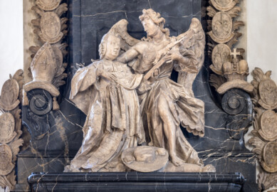 Bruchsal - Peterskirche / St. Peter - Östlicher Chorraum -  Von Innen / Von Nordwest - Doppelgrabdenkmal für Christoph Franz von Hutten und Philipp Franz Wilderich Nepomuk von Walderdorf - Blick auf zwei Figuren, der knieende Hutten sowie ein Engel mit einem Kruzifix in der Hand (Epitaph gefertigt von Stephan Strahl und seinem Sohn Johann Strahl, Plastiken  geschaffen von Joachim Günther) (aufgenommen im März 2022, am späten Nachmittag, nach der Renovierung)