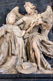 Bruchsal - Peterskirche / St. Peter - Östlicher Chorraum -  Von Innen / Von Nordwest - Grabdenkmal für Christoph Franz von Hutten und Philipp Franz Wilderich Nepomuk von Walderdorf - Blick auf zwei Figuren, der knieende Hutten sowie ein Engel mit einem Kruzifix in der Hand (Epitaph gefertigt von Stephan Strahl und seinem Sohn Johann Strahl, Plastiken  geschaffen von Joachim Günther) (aufgenommen im März 2022, am späten Nachmittag, nach der Renovierung)